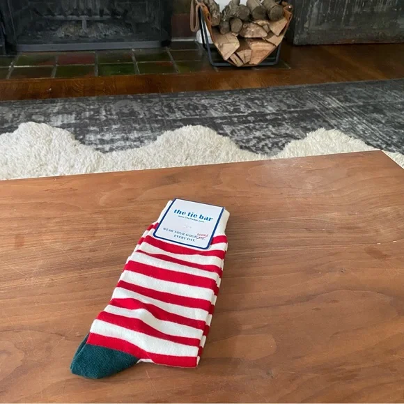The Tie Bar Men’s Socks Red Striped Holiday Valentines Christmas NWT NEW - Picture 4 of 5